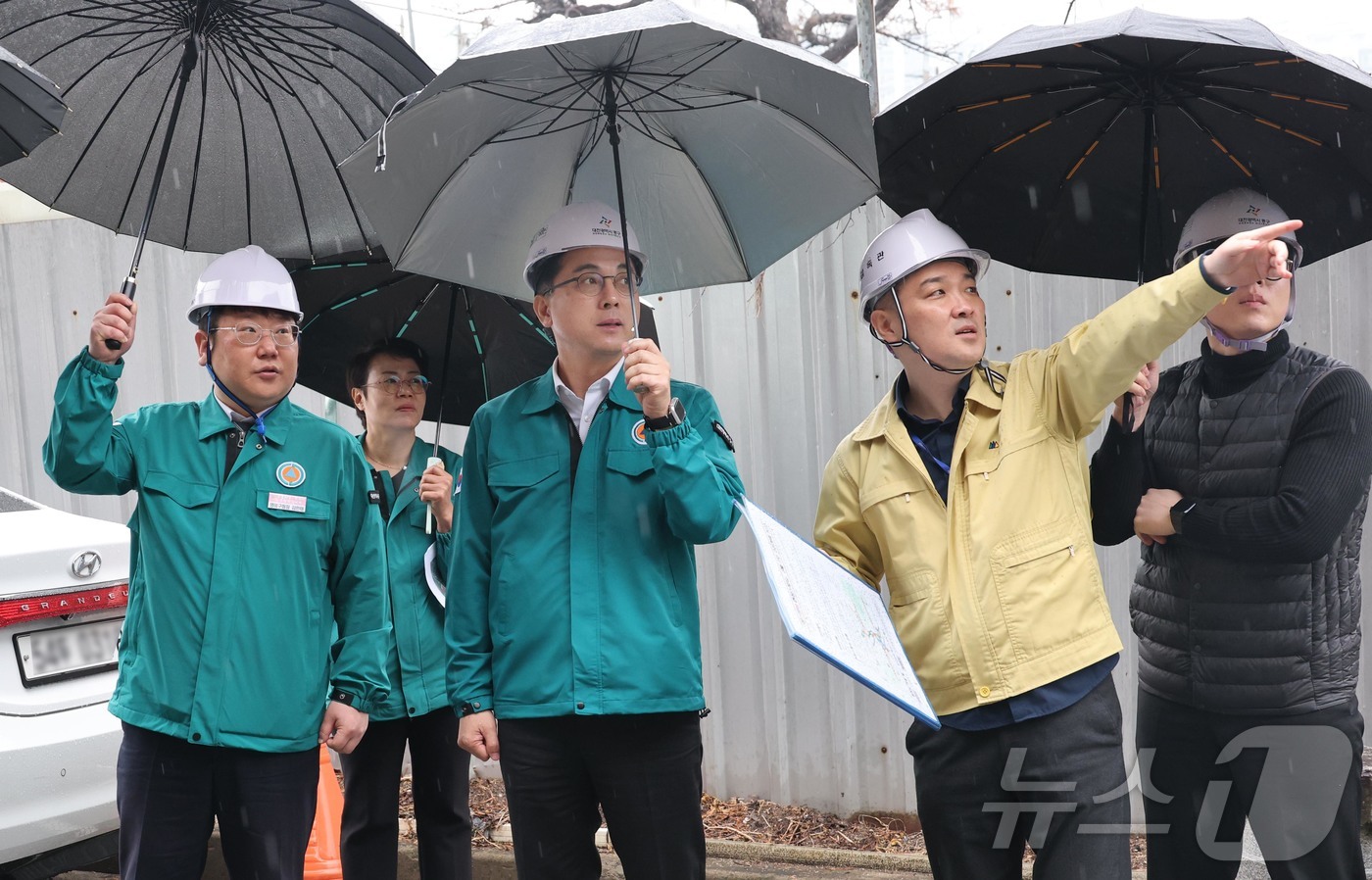 (대전=뉴스1) 김기태 기자 = 박희조 대전 동구청장이 18일 판암동 일원 옹벽 현장을 방문해 시설물 상태를 점검하고 있다.(대전 동구 제공. 재판매 및 DB금지) 2026.3.1 …