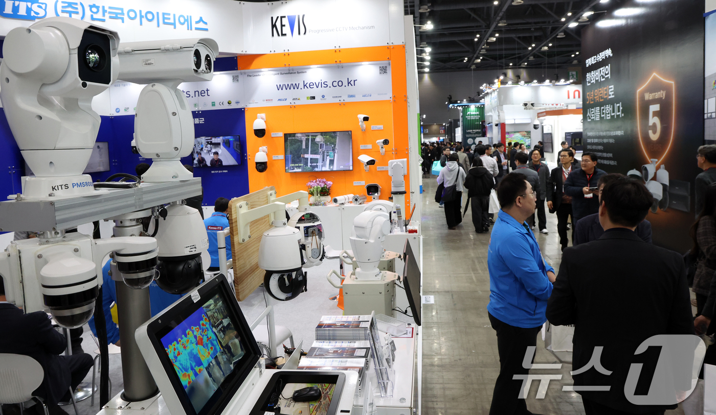 (고양=뉴스1) 김명섭 기자 = 18일 경기도 고양시 킨텍스에서 열린 제25회 세계 보안 엑스포(SECON 2026)& 제14회 전자정부 정보보호 솔루션 페어(SECON 2026) …