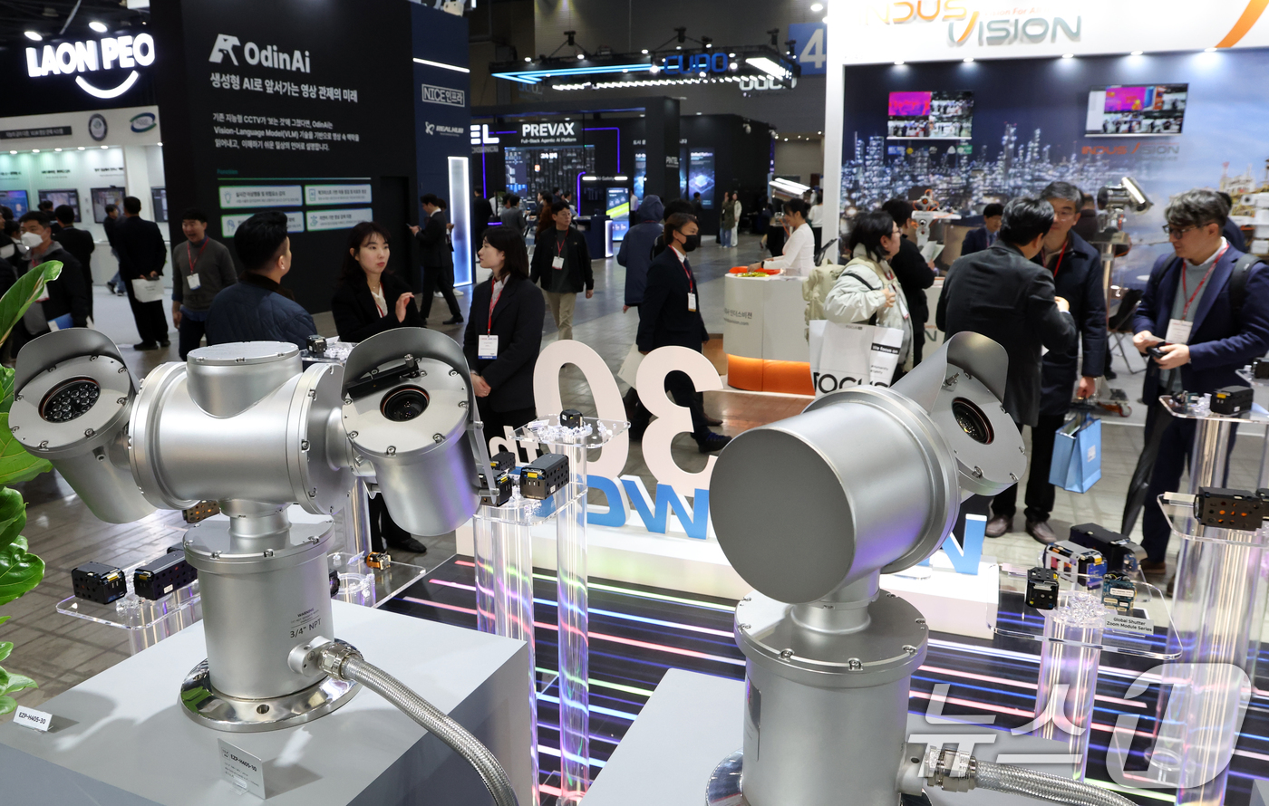 (고양=뉴스1) 김명섭 기자 = 18일 경기도 고양시 킨텍스에서 열린 제25회 세계 보안 엑스포(SECON 2026)& 제14회 전자정부 정보보호 솔루션 페어(SECON 2026) …