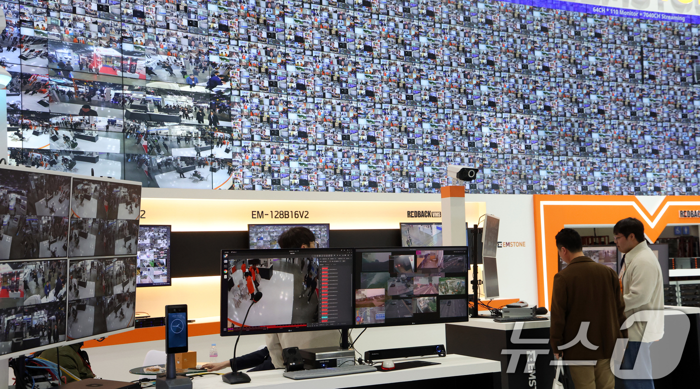 (고양=뉴스1) 김명섭 기자 = 18일 경기도 고양시 킨텍스에서 열린 제25회 세계 보안 엑스포(SECON 2026)& 제14회 전자정부 정보보호 솔루션 페어(SECON 2026) …