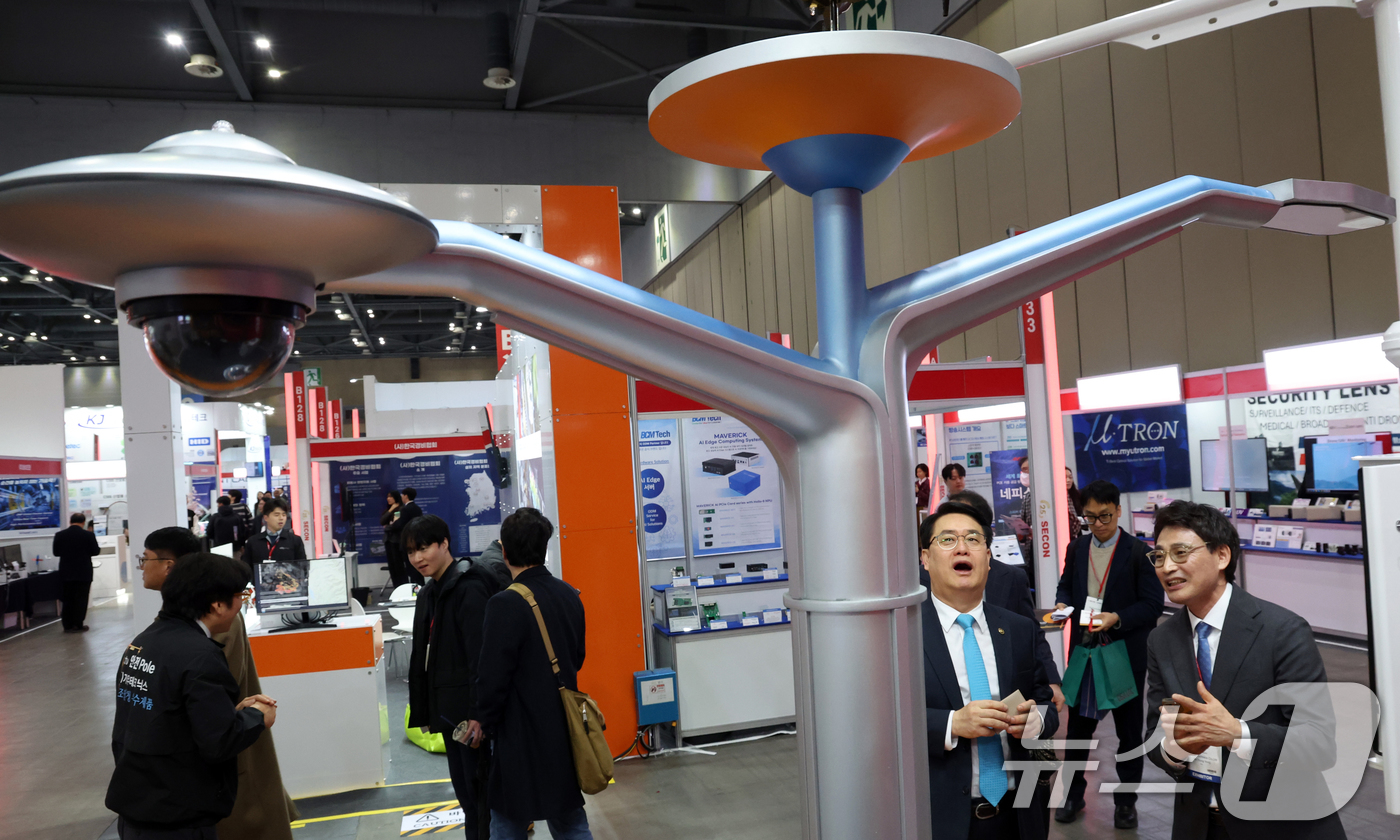 (고양=뉴스1) 김명섭 기자 = 18일 경기도 고양시 킨텍스에서 열린 제25회 세계 보안 엑스포(SECON 2026)& 제14회 전자정부 정보보호 솔루션 페어(SECON 2026) …