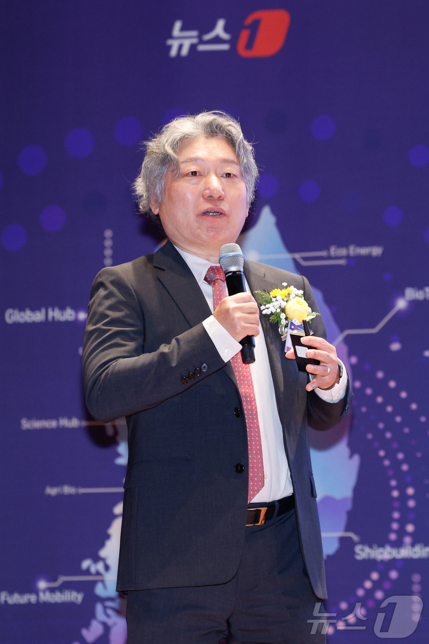 (서울=뉴스1) 안은나 기자 = 유정훈 대한교통학회 회장이 18일 오후 서울 여의도 한국거래소에서 열린 제12회 뉴스1 건설부동산포럼에 참석해 '국토균형발전 시대, 교통이 다시 그 …