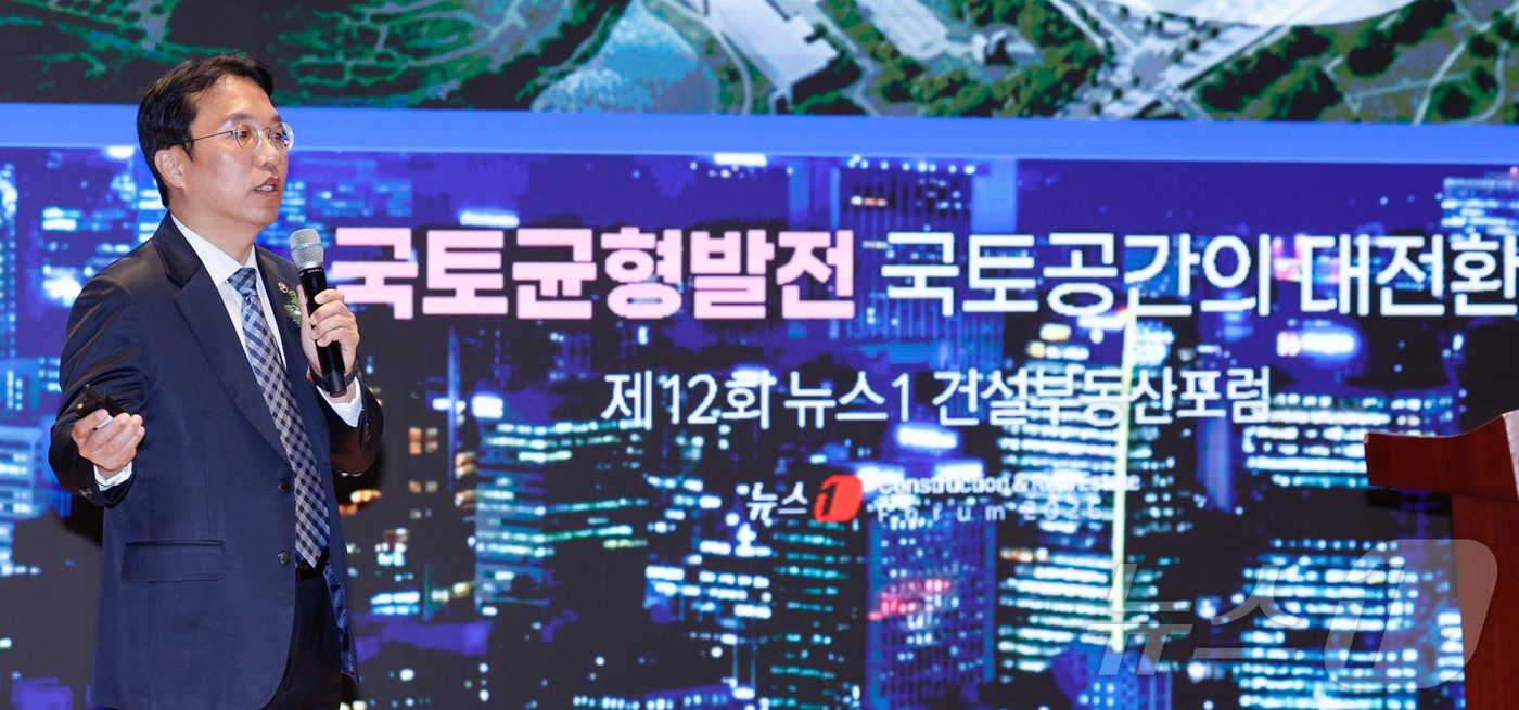 (서울=뉴스1) 안은나 기자 = 강주엽 행정중심복합도시건설청 청장이 18일 오후 서울 여의도 한국거래소에서 열린 제12회 뉴스1 건설부동산포럼에 참석해 '행복도시 20년, 국토균형 …