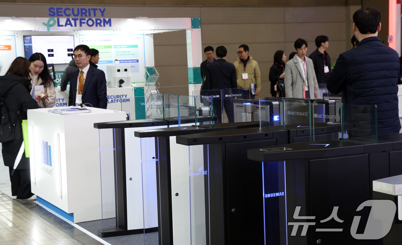 (고양=뉴스1) 김명섭 기자 = 18일 경기도 고양시 킨텍스에서 열린 제25회 세계 보안 엑스포(SECON 2026)& 제14회 전자정부 정보보호 솔루션 페어(SECON 2026) …