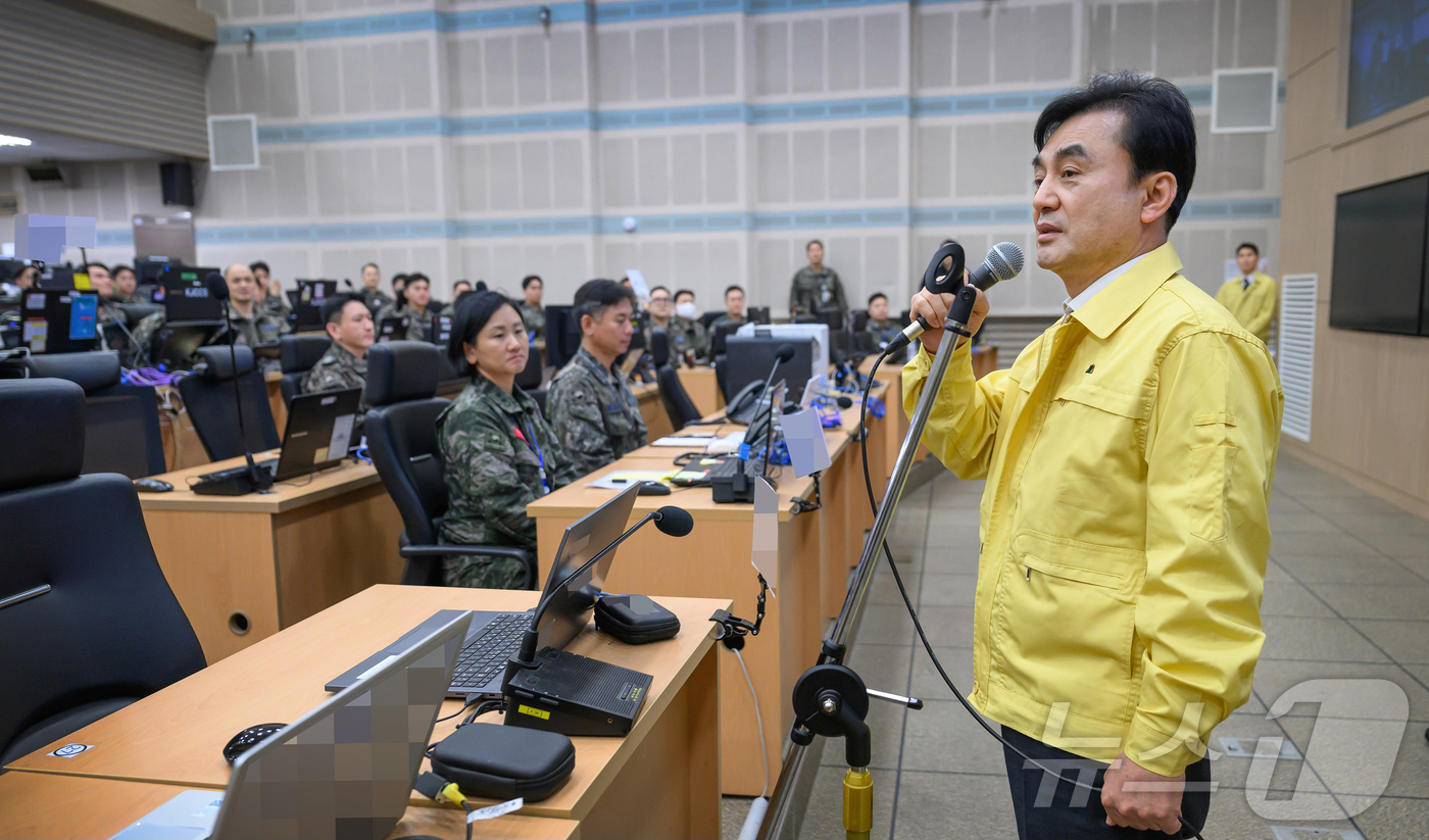 (서울=뉴스1) = 안규백 국방부 장관이 18일 B-1 문서고를 방문해 자유의 방패(FS) 연습 현장을 점검하고 장병을 격려하고 있다. (국방부 제공. 재판매 및 DB 금지) 20 …