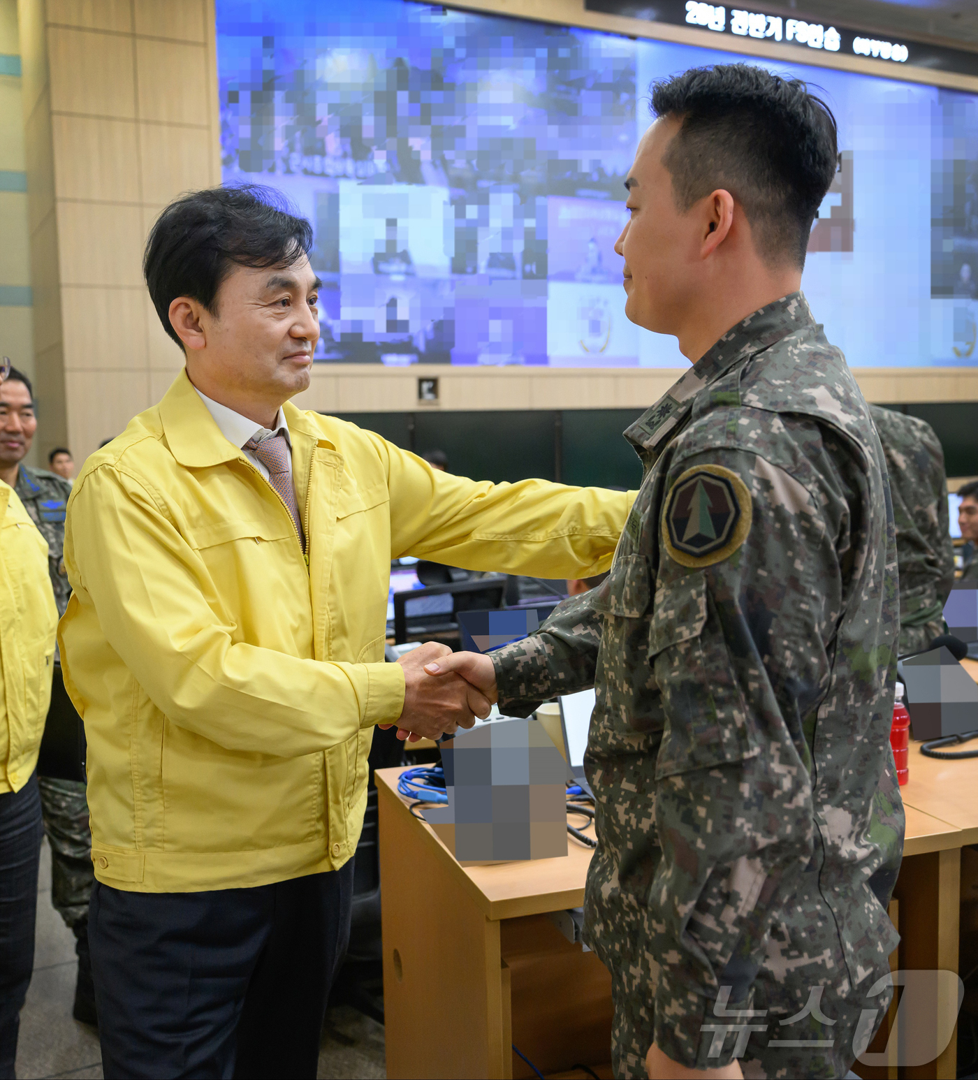 (서울=뉴스1) = 안규백 국방부 장관이 18일 B-1 문서고를 방문해 자유의 방패(FS) 연습 현장을 점검하고 장병을 격려하고 있다. (국방부 제공. 재판매 및 DB 금지) 20 …