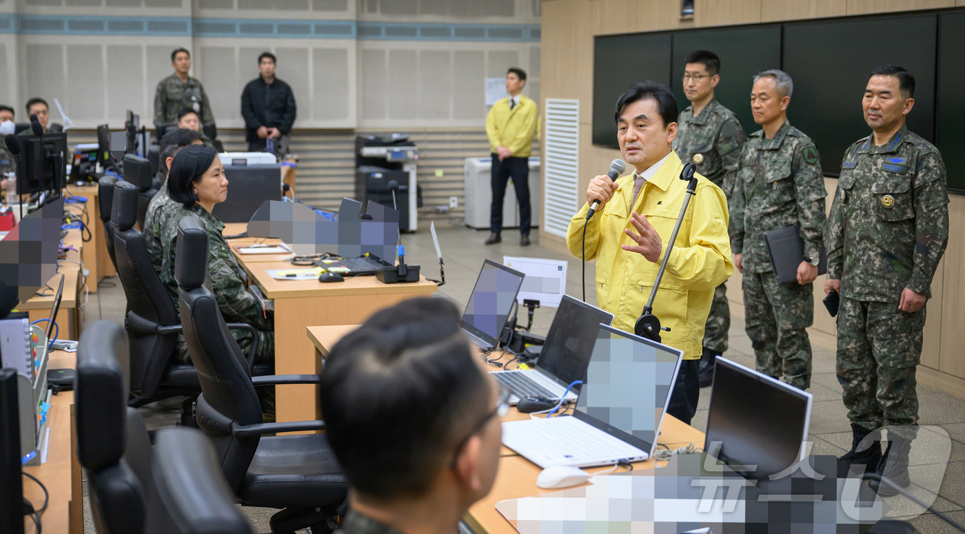 (서울=뉴스1) = 안규백 국방부 장관이 18일 B-1 문서고를 방문해 자유의 방패(FS) 연습 현장을 점검하고 장병을 격려하고 있다. (국방부 제공. 재판매 및 DB 금지) 20 …