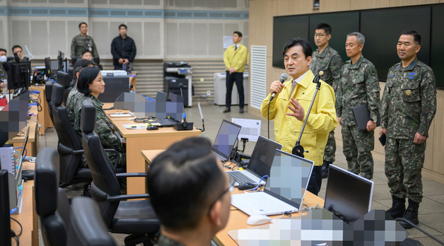 안규백, B-1 문서고 찾아 FS 현장점검…"훈련 강도가 곧 전투력"