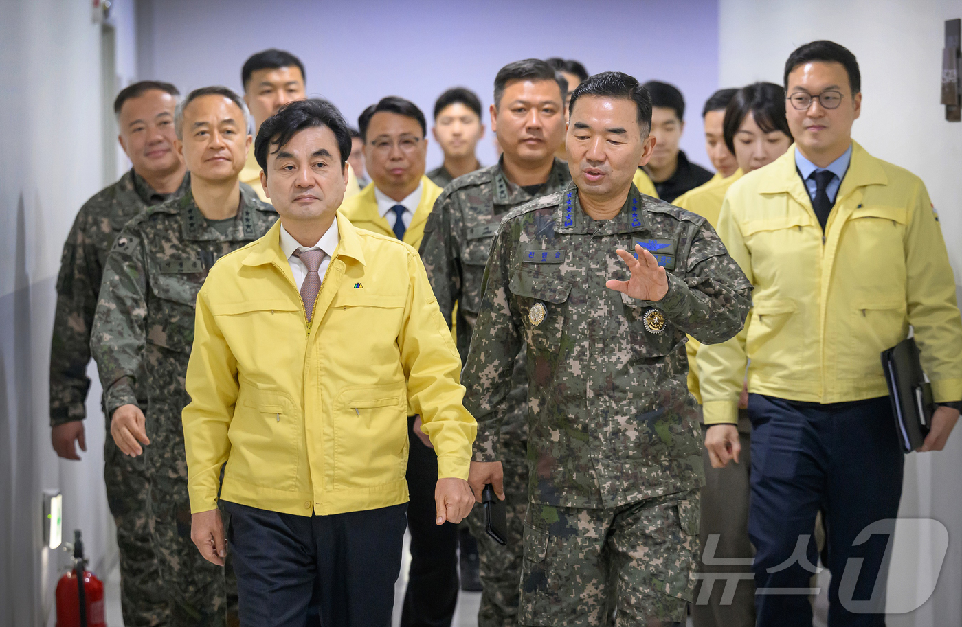 (서울=뉴스1) = 안규백 국방부 장관(왼쪽)이 18일 자유의 방패(FS) 연습 현장을 점검하기 위해 진영승 합참의장과 함께 B-1 문서고를 방문하고 있다. (국방부 제공. 재판매 …