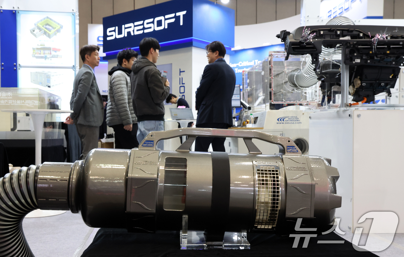 (고양=뉴스1) 김명섭 기자 = 18일 경기도 고양시 킨텍스에서 열린 오토모티브 테스팅 엑스포 2026에서 관람객들이 전시 부스를 둘러보고 있다. 오토모티브 테스팅 엑스포는 자동차 …