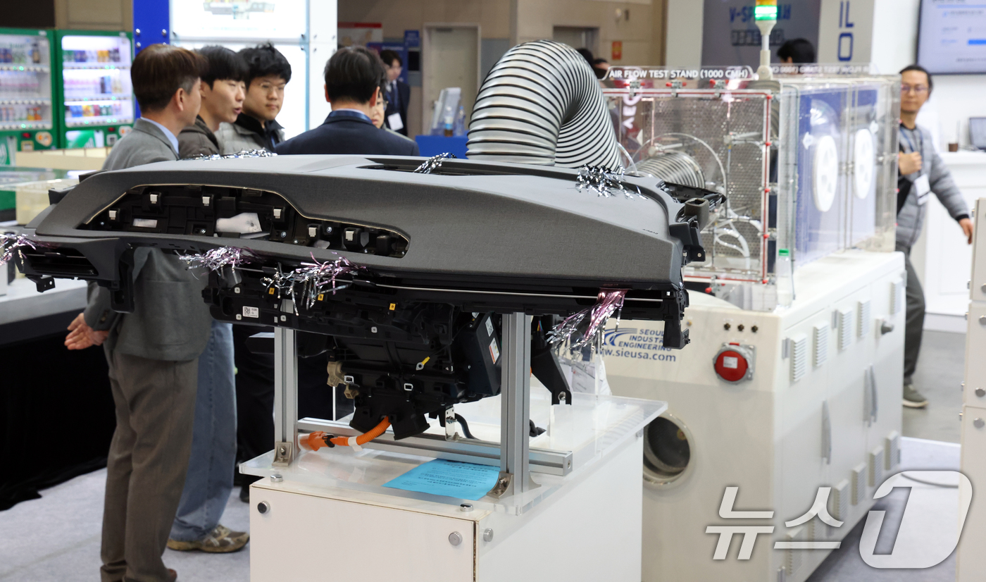 (고양=뉴스1) 김명섭 기자 = 18일 경기도 고양시 킨텍스에서 열린 오토모티브 테스팅 엑스포 2026에서 관람객들이 전시 부스를 둘러보고 있다. 오토모티브 테스팅 엑스포는 자동차 …