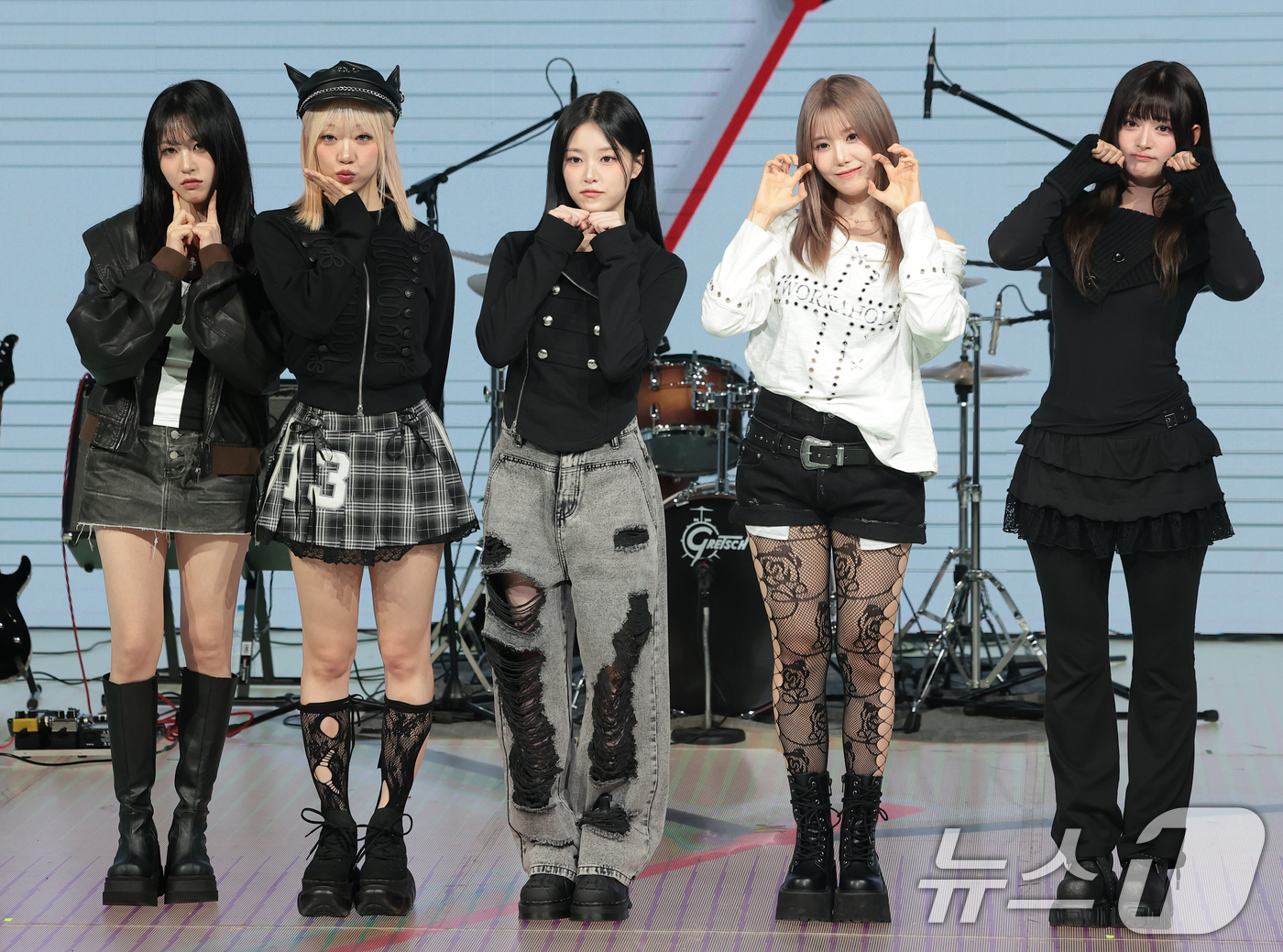 (서울=뉴스1) 권현진 기자 = 밴드 레이턴시 희연(왼쪽부터), 지지원, 현진, 하은, 세미가 18일 오후 서울 마포구 상암 쇼킹케이팝센터에서 가진 데뷔 첫 앨범 '레이트 어클락' …