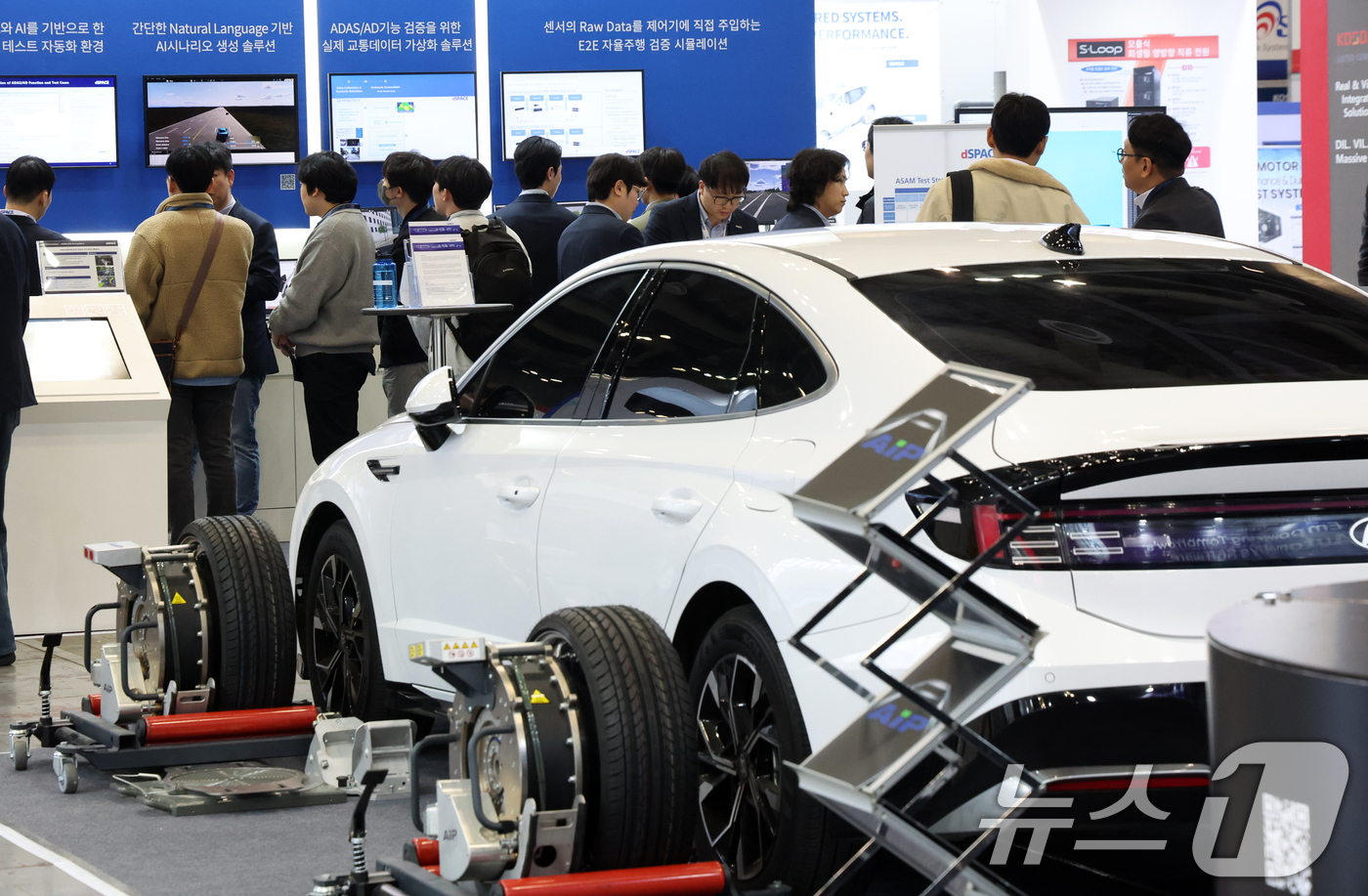 (고양=뉴스1) 김명섭 기자 = 18일 경기도 고양시 킨텍스에서 열린 오토모티브 테스팅 엑스포 2026에서 관람객들이 전시 부스를 둘러보고 있다. 오토모티브 테스팅 엑스포는 자동차 …