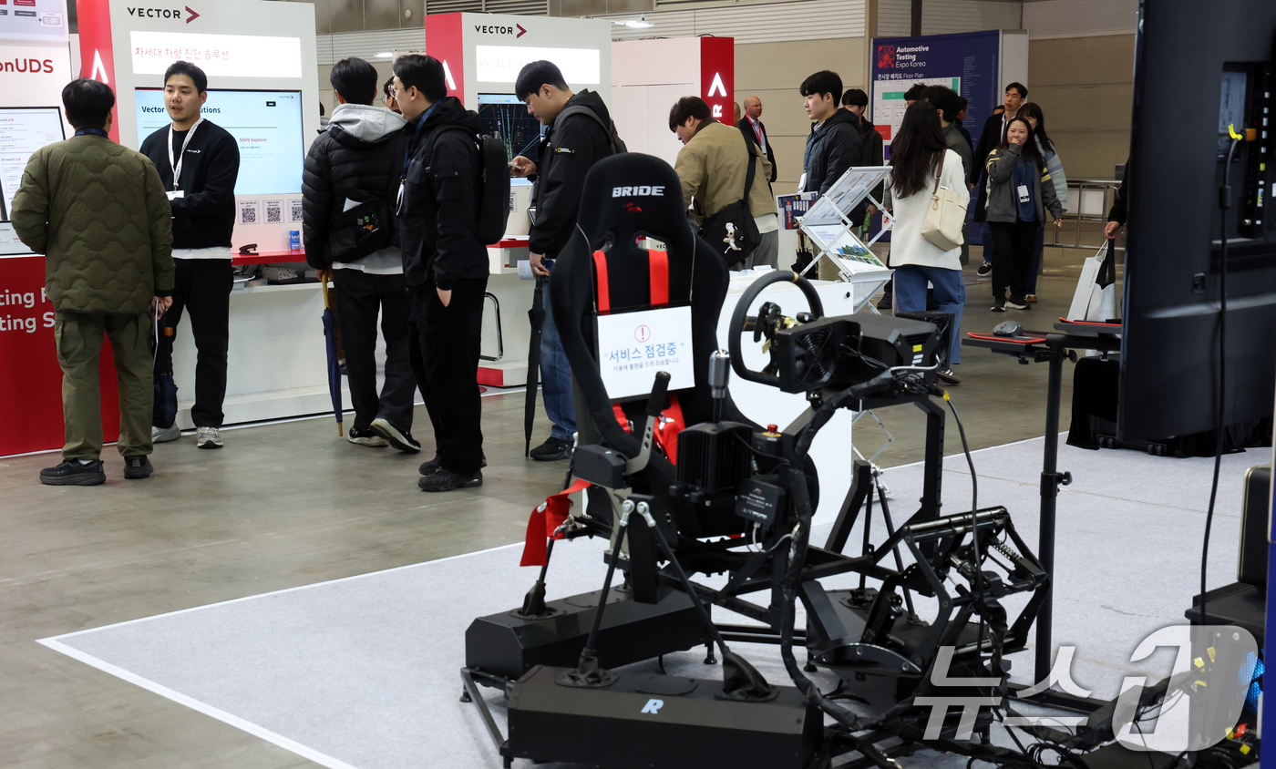 (고양=뉴스1) 김명섭 기자 = 18일 경기도 고양시 킨텍스에서 열린 오토모티브 테스팅 엑스포 2026에서 관람객들이 전시 부스를 둘러보고 있다. 오토모티브 테스팅 엑스포는 자동차 …