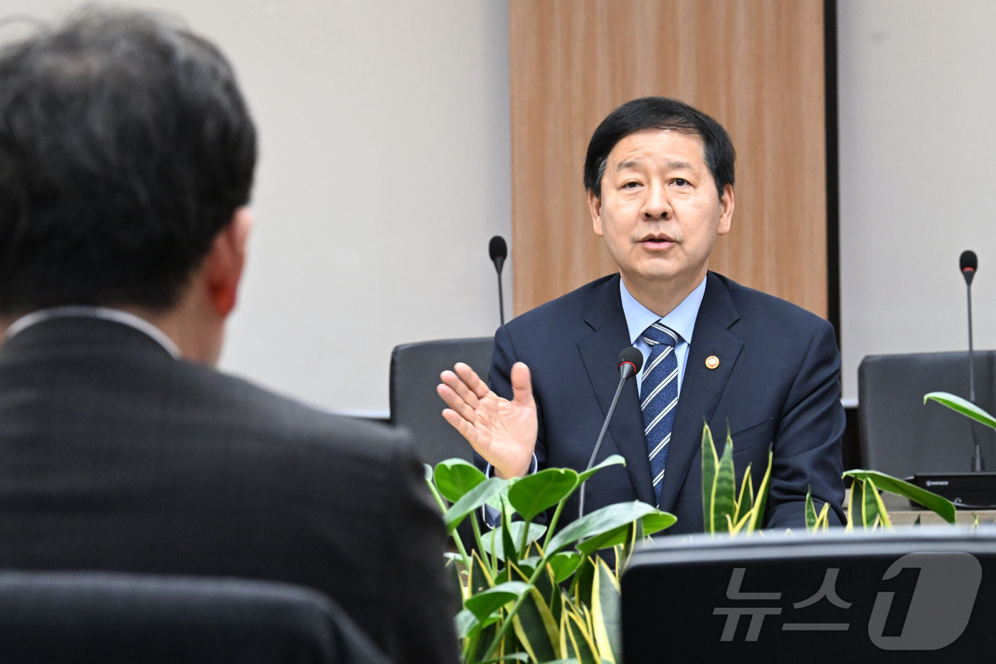 (서울=뉴스1) = 구윤철 부총리 겸 재정경제부 장관이 18일 오후 서울 영등포구 한국수출입은행에서 열린 '국제금융시장 전문가 간담회'를 주재하고 있다. (재정경제부 제공. 재판매 …