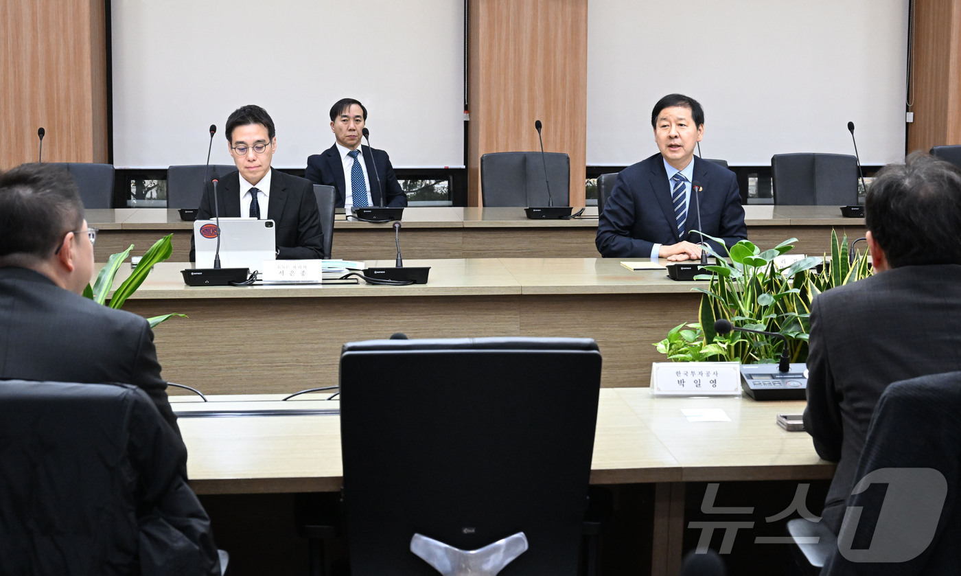 (서울=뉴스1) = 구윤철 부총리 겸 재정경제부 장관이 18일 오후 서울 영등포구 한국수출입은행에서 열린 '국제금융시장 전문가 간담회'를 주재하고 있다. (재정경제부 제공. 재판매 …