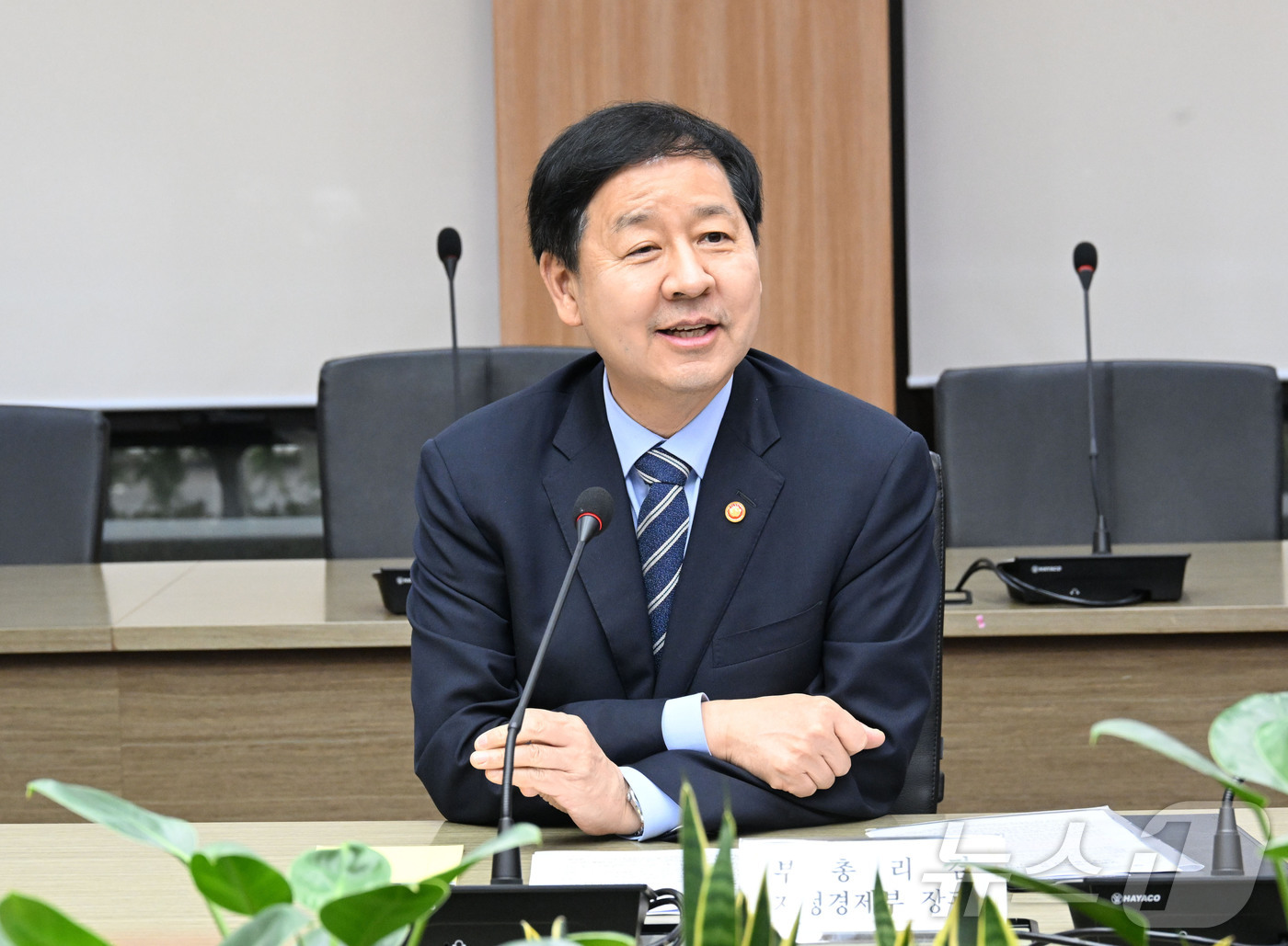 (서울=뉴스1) = 구윤철 부총리 겸 재정경제부 장관이 18일 오후 서울 영등포구 한국수출입은행에서 열린 '국제금융시장 전문가 간담회'를 주재하고 있다. (재정경제부 제공. 재판매 …