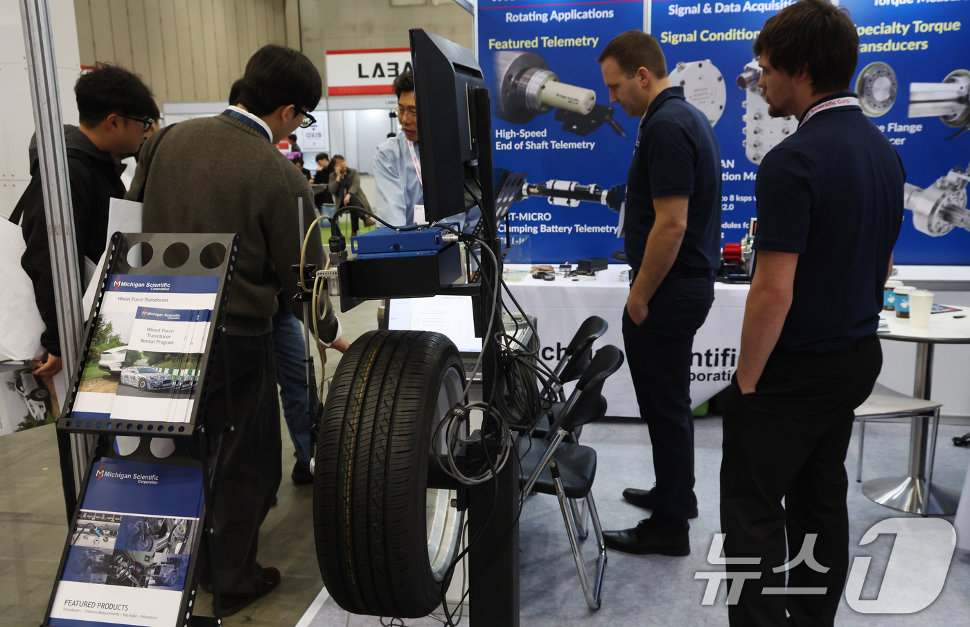 (고양=뉴스1) 김명섭 기자 = 18일 경기도 고양시 킨텍스에서 열린 오토모티브 테스팅 엑스포 2026에서 관람객들이 전시 부스를 둘러보고 있다. 오토모티브 테스팅 엑스포는 자동차 …