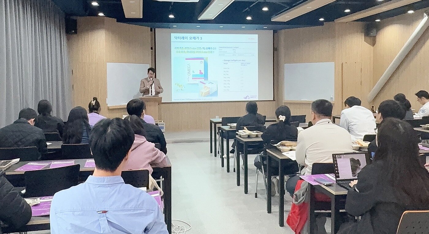 본문 이미지 - 정설령 한국반려동물영양연구소 대표가 수의사 및 동물보건사 대상으로 영양학 강의를 하고 있다. ⓒ 뉴스1