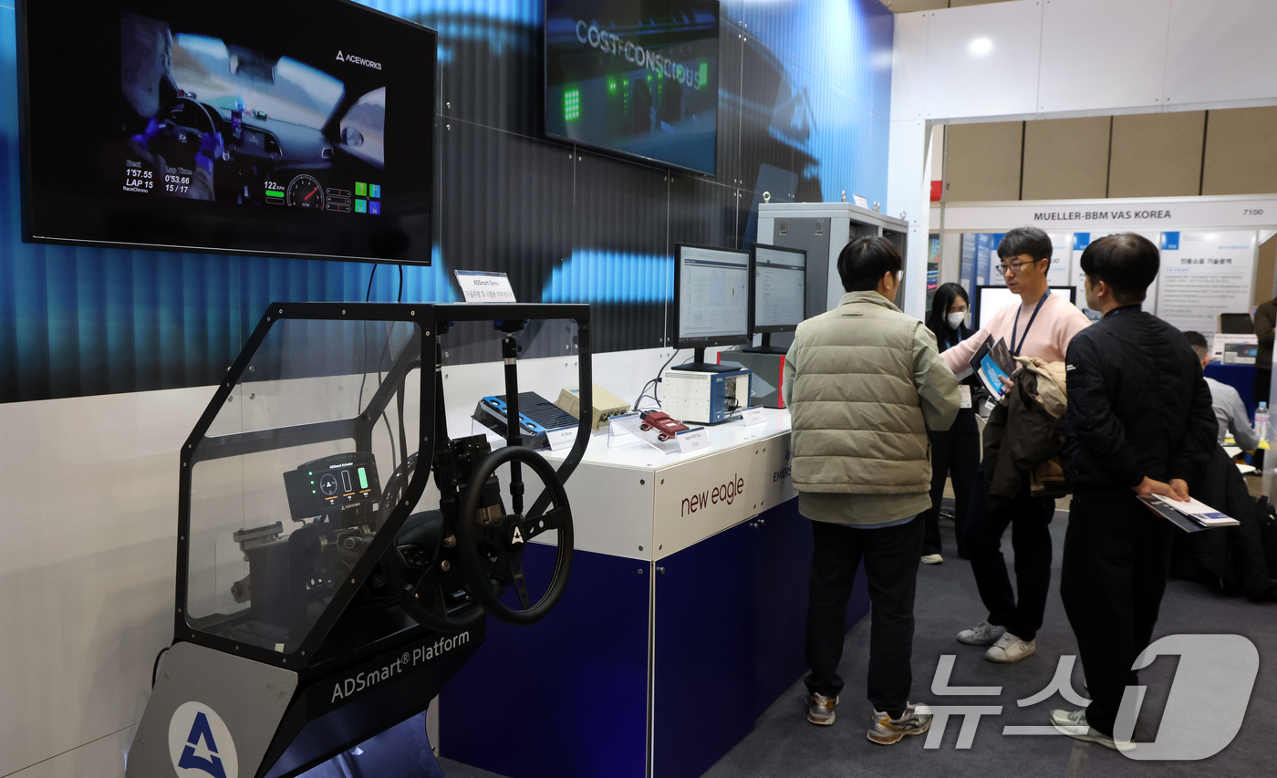 (고양=뉴스1) 김명섭 기자 = 18일 경기도 고양시 킨텍스에서 열린 오토모티브 테스팅 엑스포 2026에서 관람객들이 전시 부스를 둘러보고 있다. 오토모티브 테스팅 엑스포는 자동차 …