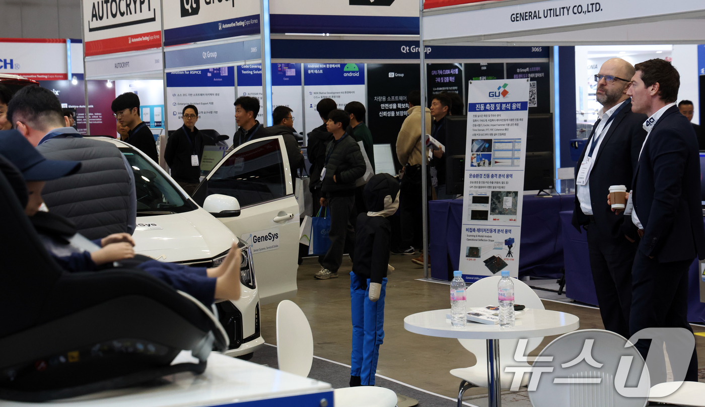 (고양=뉴스1) 김명섭 기자 = 18일 경기도 고양시 킨텍스에서 열린 오토모티브 테스팅 엑스포 2026에서 관람객들이 전시 부스를 둘러보고 있다. 오토모티브 테스팅 엑스포는 자동차 …