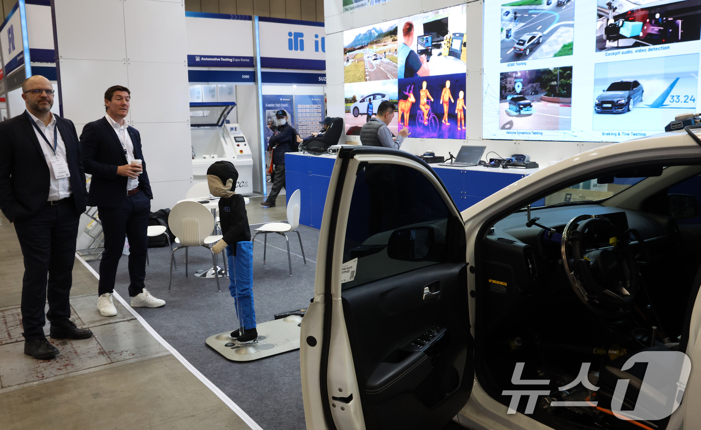 (고양=뉴스1) 김명섭 기자 = 18일 경기도 고양시 킨텍스에서 열린 오토모티브 테스팅 엑스포 2026에서 관람객들이 전시 부스를 둘러보고 있다. 오토모티브 테스팅 엑스포는 자동차 …