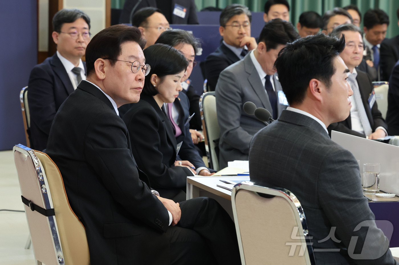 (서울=뉴스1) 이재명 기자 = 이재명 대통령이 18일 청와대에서 열린 자본시장 안정과 정상화 간담회에서 참석자의 발언을 듣고 있다. 2026.3.18/뉴스1