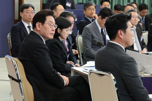 이재명 대통령, 자본시장 안정과 정상화 간담회 발언 경청