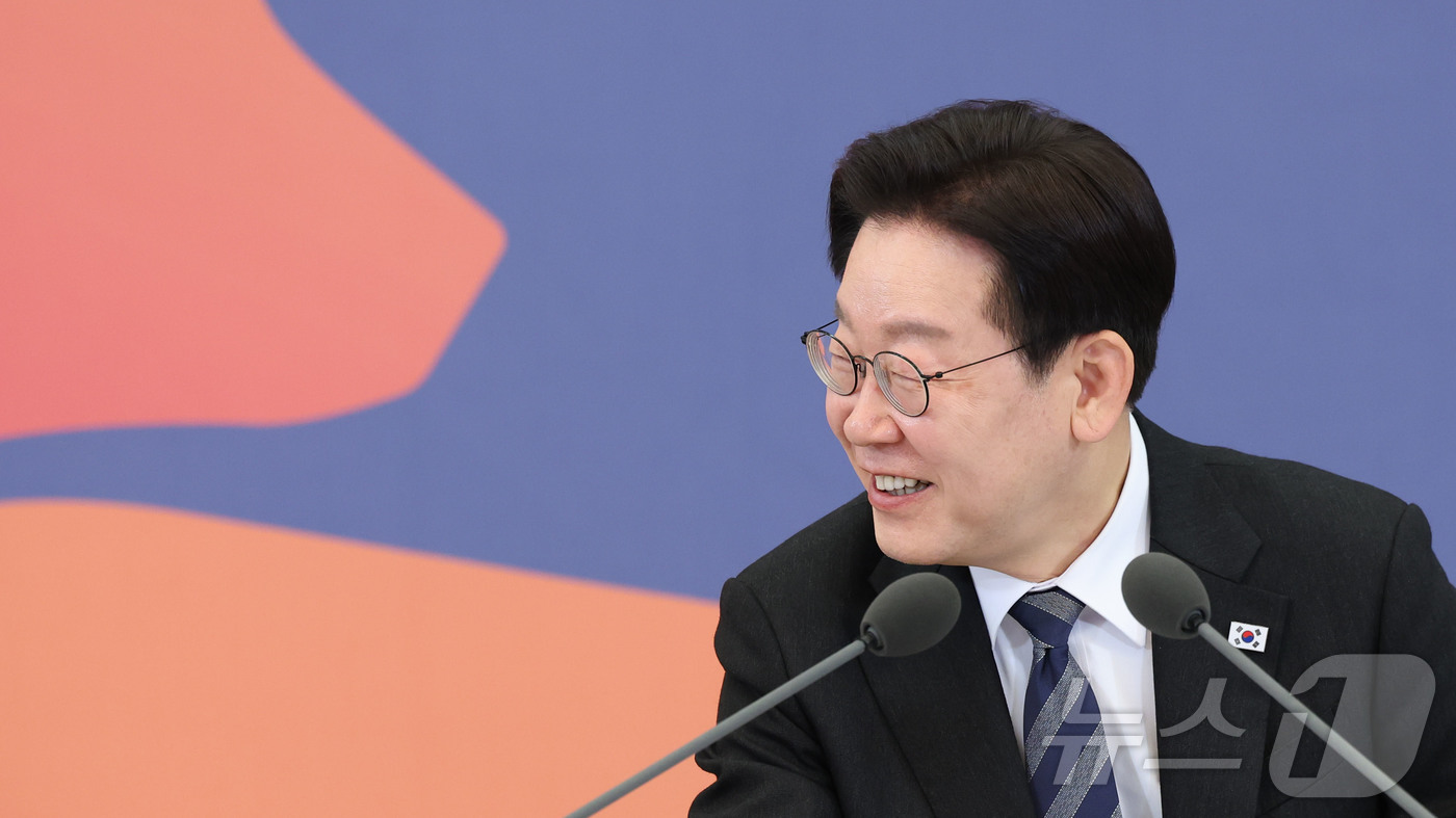 (서울=뉴스1) 이재명 기자 = 이재명 대통령이 18일 청와대에서 열린 자본시장 안정과 정상화 간담회에서 미소 짓고 있다. 2026.3.18/뉴스1