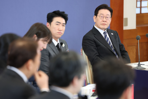 간담회 참석자 발언 듣는 이재명 대통령