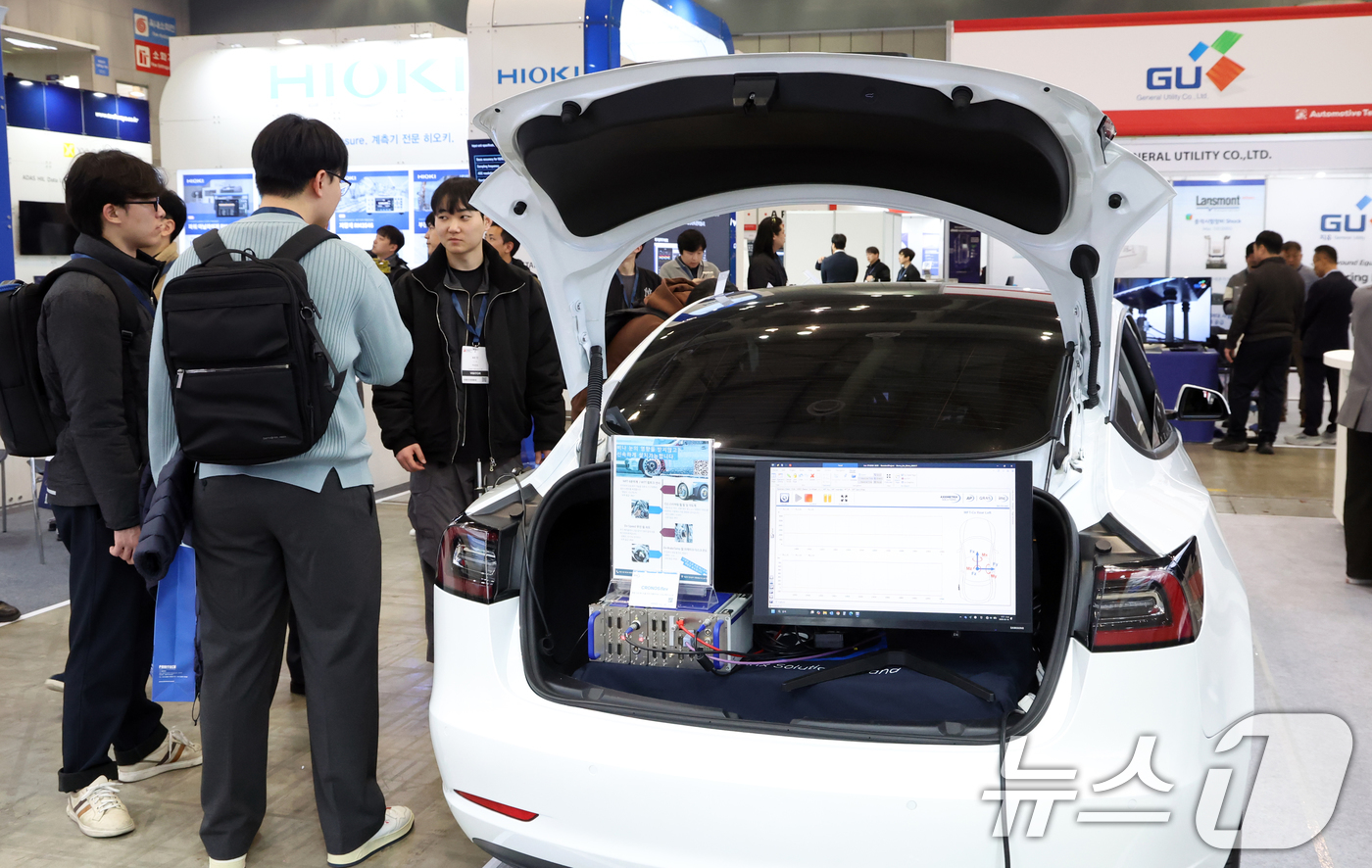 (고양=뉴스1) 김명섭 기자 = 18일 경기도 고양시 킨텍스에서 열린 오토모티브 테스팅 엑스포 2026에서 관람객들이 전시 부스를 둘러보고 있다. 오토모티브 테스팅 엑스포는 자동차 …