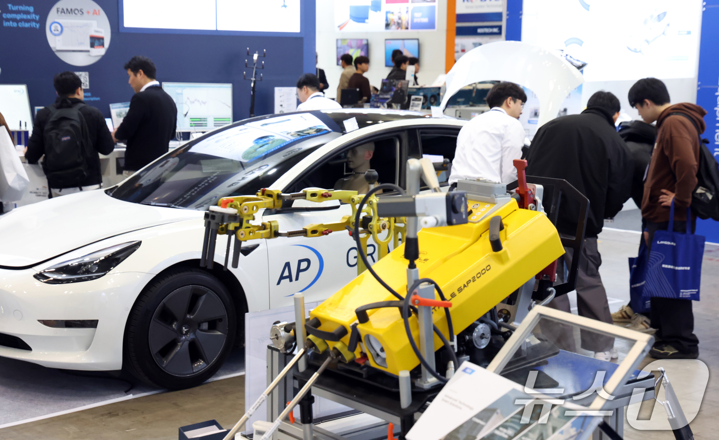 (고양=뉴스1) 김명섭 기자 = 18일 경기도 고양시 킨텍스에서 열린 오토모티브 테스팅 엑스포 2026에서 관람객들이 전시 부스를 둘러보고 있다. 오토모티브 테스팅 엑스포는 자동차 …