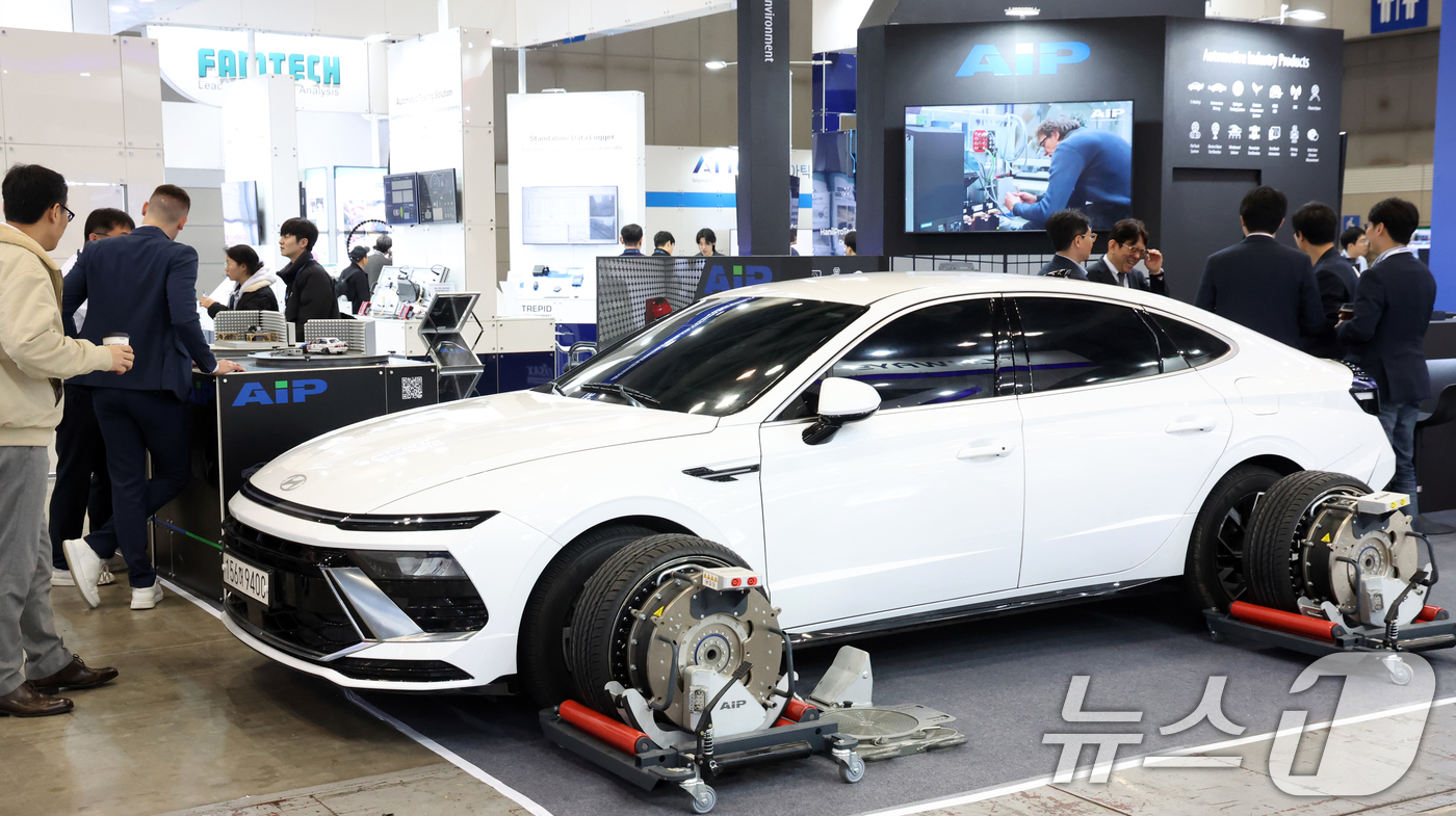 (고양=뉴스1) 김명섭 기자 = 18일 경기도 고양시 킨텍스에서 열린 오토모티브 테스팅 엑스포 2026에서 관람객들이 전시 부스를 둘러보고 있다. 오토모티브 테스팅 엑스포는 자동차 …