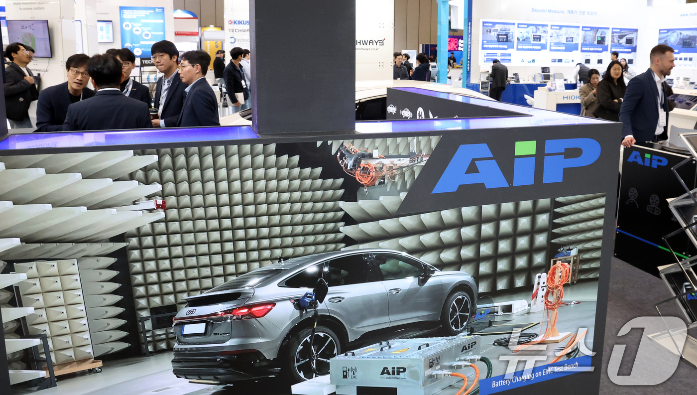 (고양=뉴스1) 김명섭 기자 = 18일 경기도 고양시 킨텍스에서 열린 오토모티브 테스팅 엑스포 2026에서 관람객들이 전시 부스를 둘러보고 있다. 오토모티브 테스팅 엑스포는 자동차 …