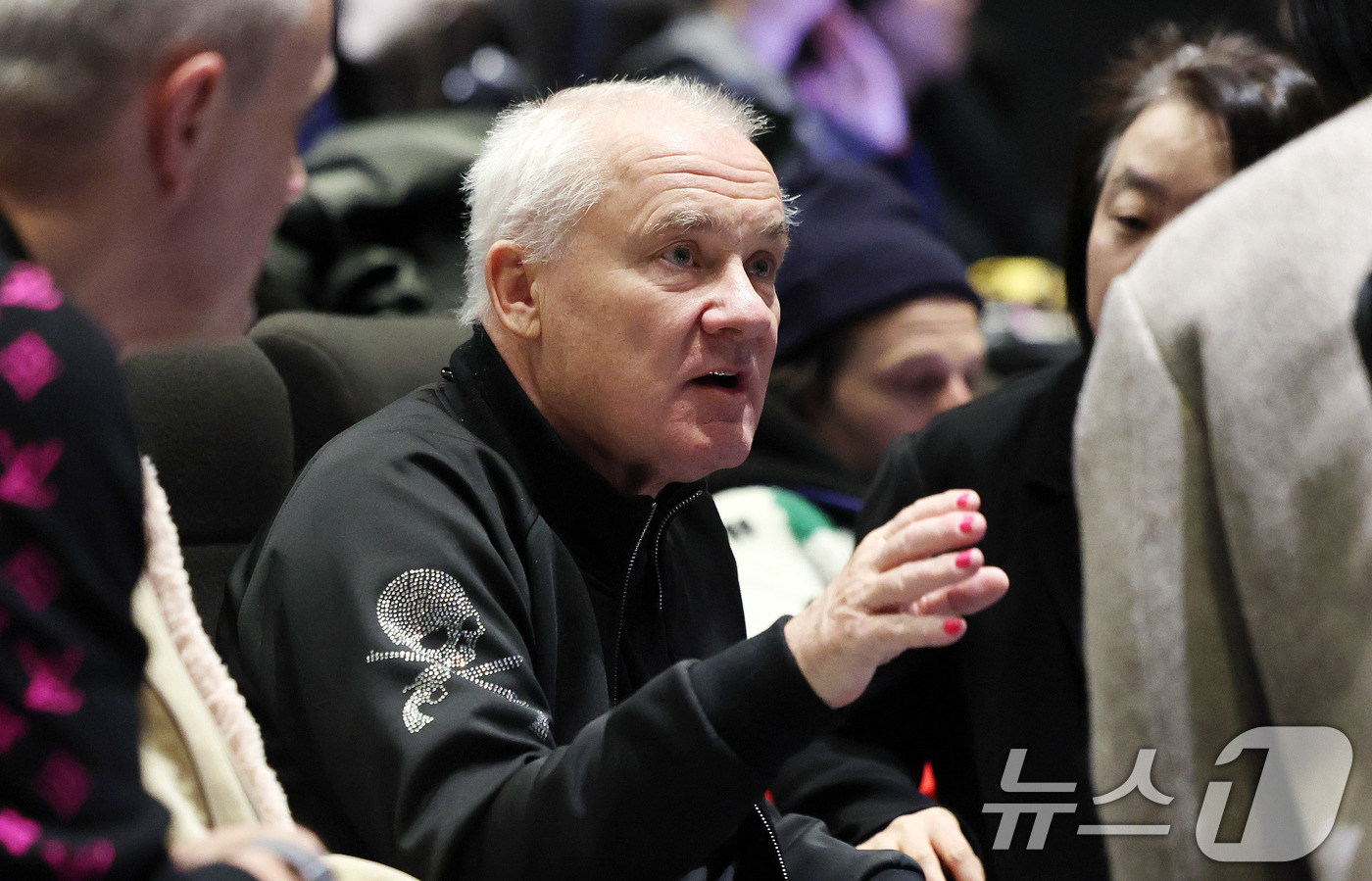 (서울=뉴스1) 박지혜 기자 = 세계적인 현대미술 거장 데이미언 허스트가 18일 오전 서울 종로구 국립현대미술관 서울에서 열린 '진실은 없어 그러나 모든 것은 가능하지' 개인전 기 …