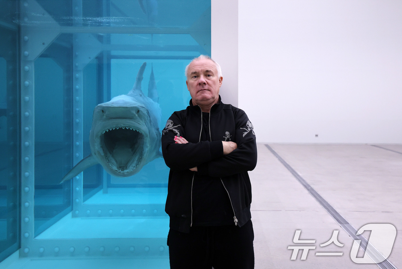 (서울=뉴스1) 박지혜 기자 = 세계적인 현대미술 거장 데이미언 허스트가 18일 오전 서울 종로구 국립현대미술관 서울에서 열린 '진실은 없어 그러나 모든 것은 가능하지' 개인전 기 …