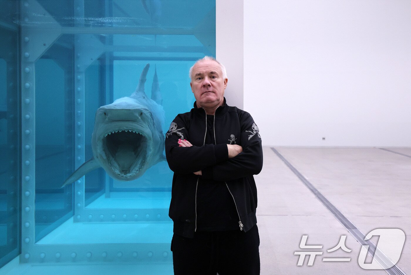 본문 이미지 - 세계적인 현대미술 거장 데이미언 허스트가 18일 오전 서울 종로구 국립현대미술관 서울에서 열린 '진실은 없어 그러나 모든 것은 가능하지' 개인전 기자간담회에서 포즈를 취하고 있다. 2026.3.18 ⓒ 뉴스1 박지혜 기자