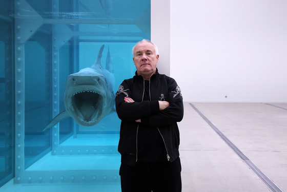 대표작 앞에서 포즈 취하는 데이미언 허스트