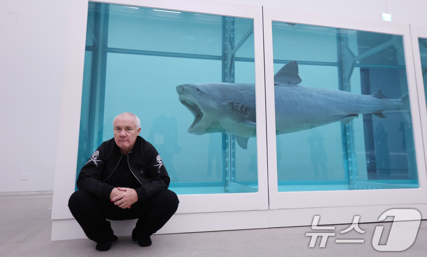 (서울=뉴스1) 박지혜 기자 = 세계적인 현대미술 거장 데이미언 허스트가 18일 오전 서울 종로구 국립현대미술관 서울에서 열린 '진실은 없어 그러나 모든 것은 가능하지' 개인전 기 …