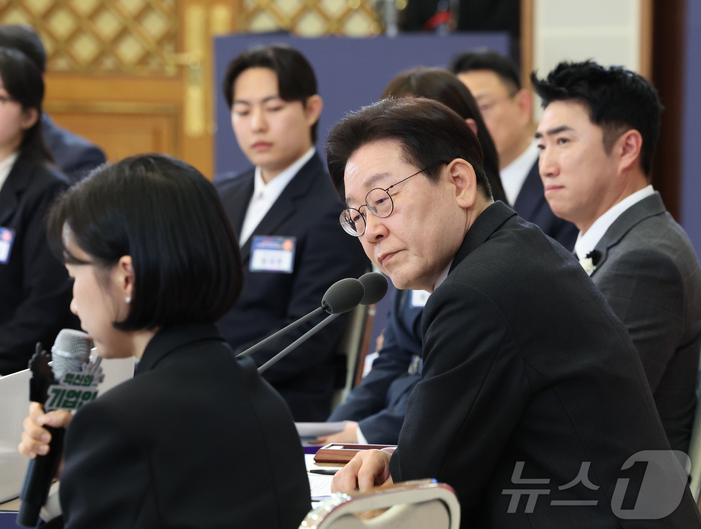 (서울=뉴스1) 이재명 기자 = 이재명 대통령이 18일 청와대에서 열린 자본시장 안정과 정상화 간담회에서 참석자의 발언을 듣고 있다. 2026.3.18/뉴스1