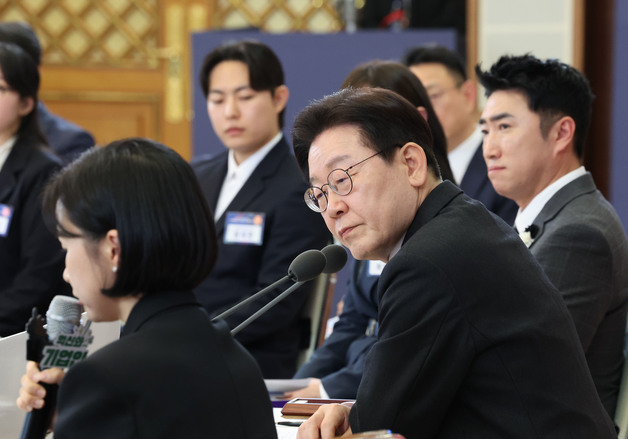 참석자 발언 듣는 이재명 대통령