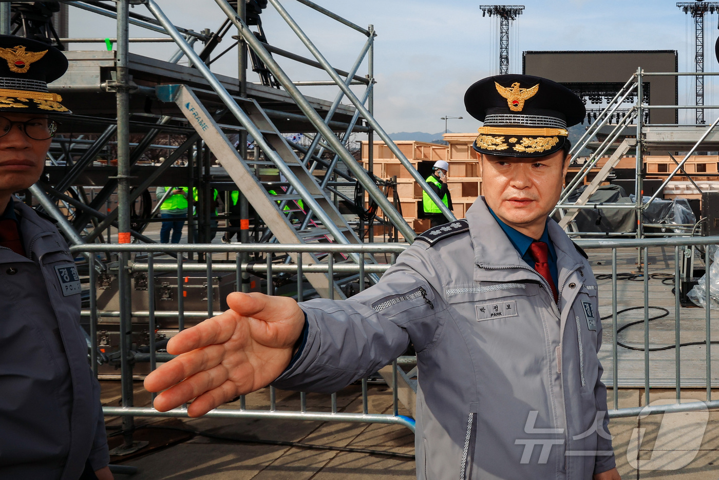 (서울=뉴스1) 최지환 기자 = 박정보 서울경찰청장이 18일 BTS 공연 무대 설치중인 서울 광화문 광장을 찾아 현장 점검을 하고 있다. (공동취재) 2026.3.18/뉴스1