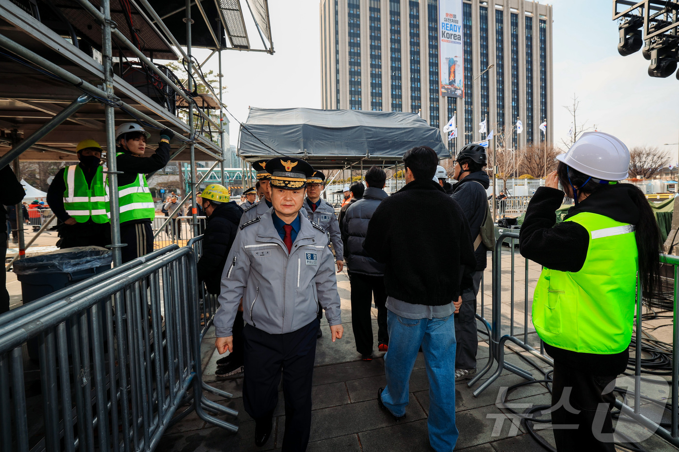 (서울=뉴스1) 최지환 기자 = 박정보 서울경찰청장이 18일 BTS 공연 무대 설치중인 서울 광화문 광장을 찾아 현장 점검을 하고 있다. (공동취재) 2026.3.18/뉴스1