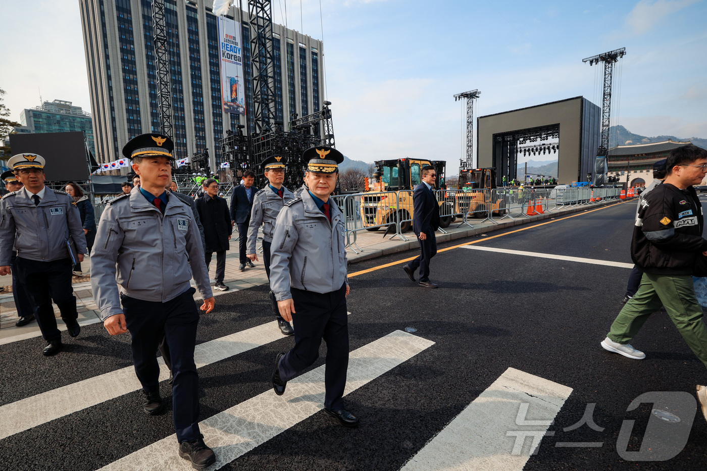 (서울=뉴스1) 최지환 기자 = 박정보 서울경찰청장이 18일 BTS 공연 무대 설치중인 서울 광화문 광장을 찾아 현장 점검을 하고 있다. (공동취재) 2026.3.18/뉴스1