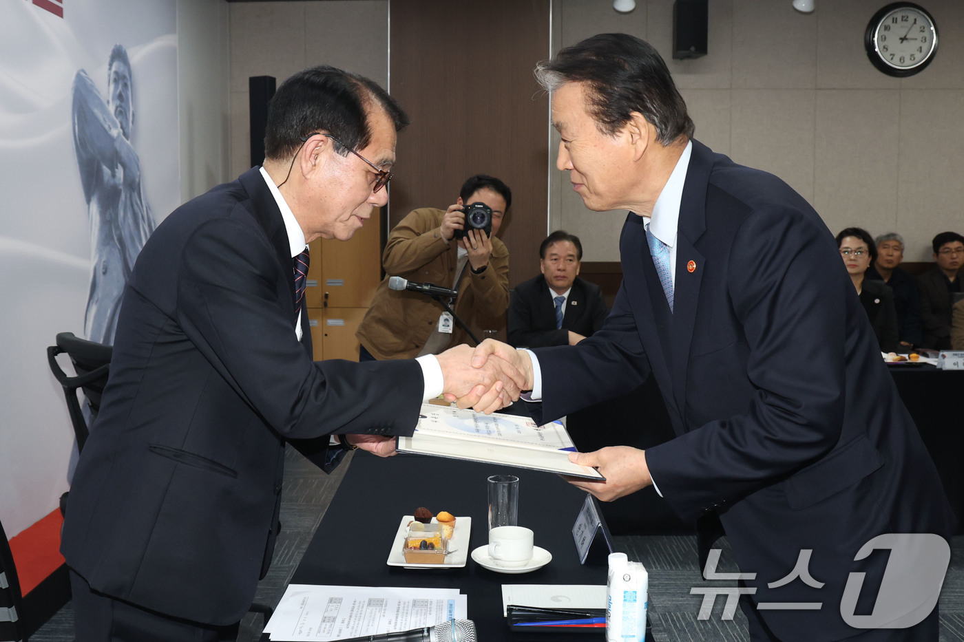 (서울=뉴스1) 이광호 기자 = 권오을 국가보훈부장관이 18일 오후 서울 용산구 서울지방보훈청에서 열린 안중근 의사 유해 발굴 민관협력단 발족식에서 후손대표 안기하 씨에게 위촉장을 …