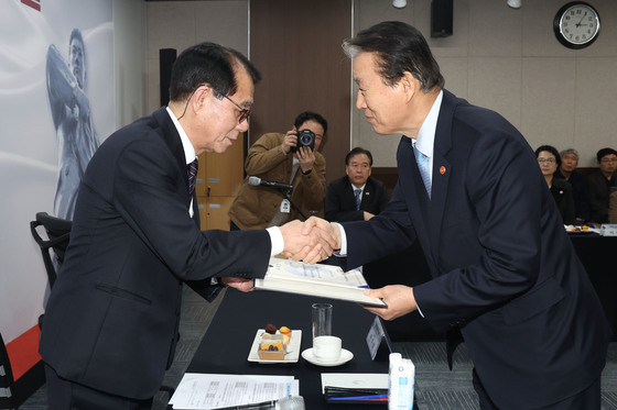 위촉장 수여하는 권오을 장관