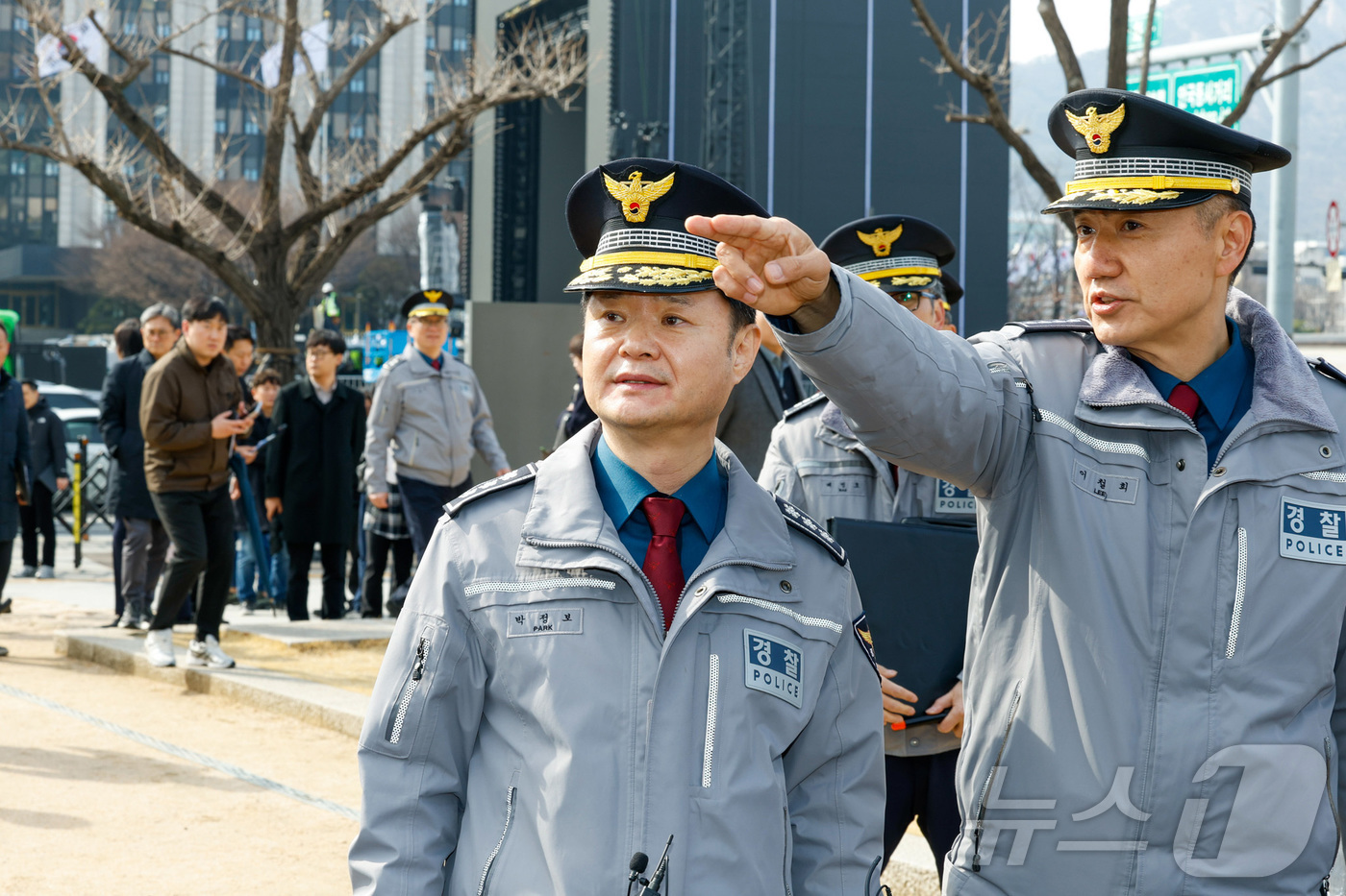 (서울=뉴스1) 최지환 기자 = 박정보 서울경찰청장이 18일 서울 종로구 광화문광장 인근을 찾아 방탄소년단(BTS) 컴백 무대 현장을 점검하고 있다. (공동취재) 2026.3.18 …