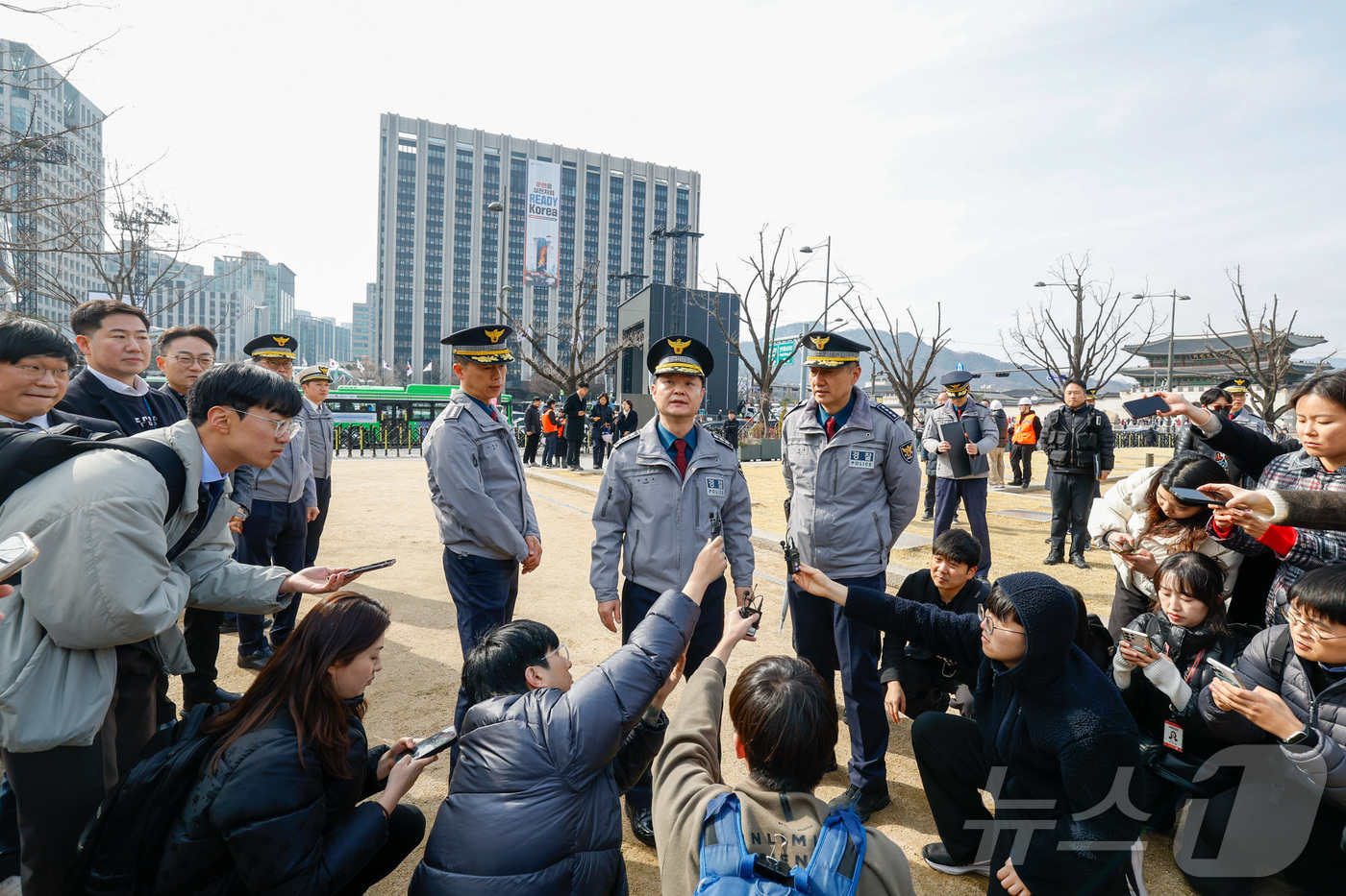 (서울=뉴스1) 최지환 기자 = 박정보 서울경찰청장이 18일 서울 종로구 광화문광장 인근을 찾아 방탄소년단(BTS) 컴백 무대 현장을 점검한 뒤 취재진의 질의에 답하고 있다. (공 …