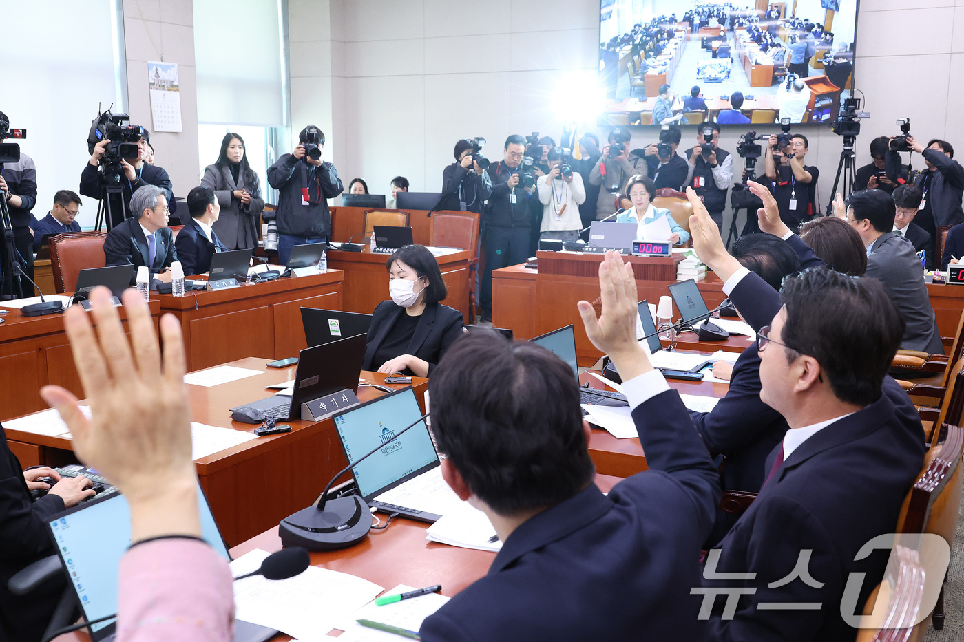 (서울=뉴스1) 신웅수 기자 = 18일 서울 여의도 국회에서 열린 법제사법위원회 전체회의에서 여야 의원들이 거수 표결을 하고 있다. 2026.3.18/뉴스1