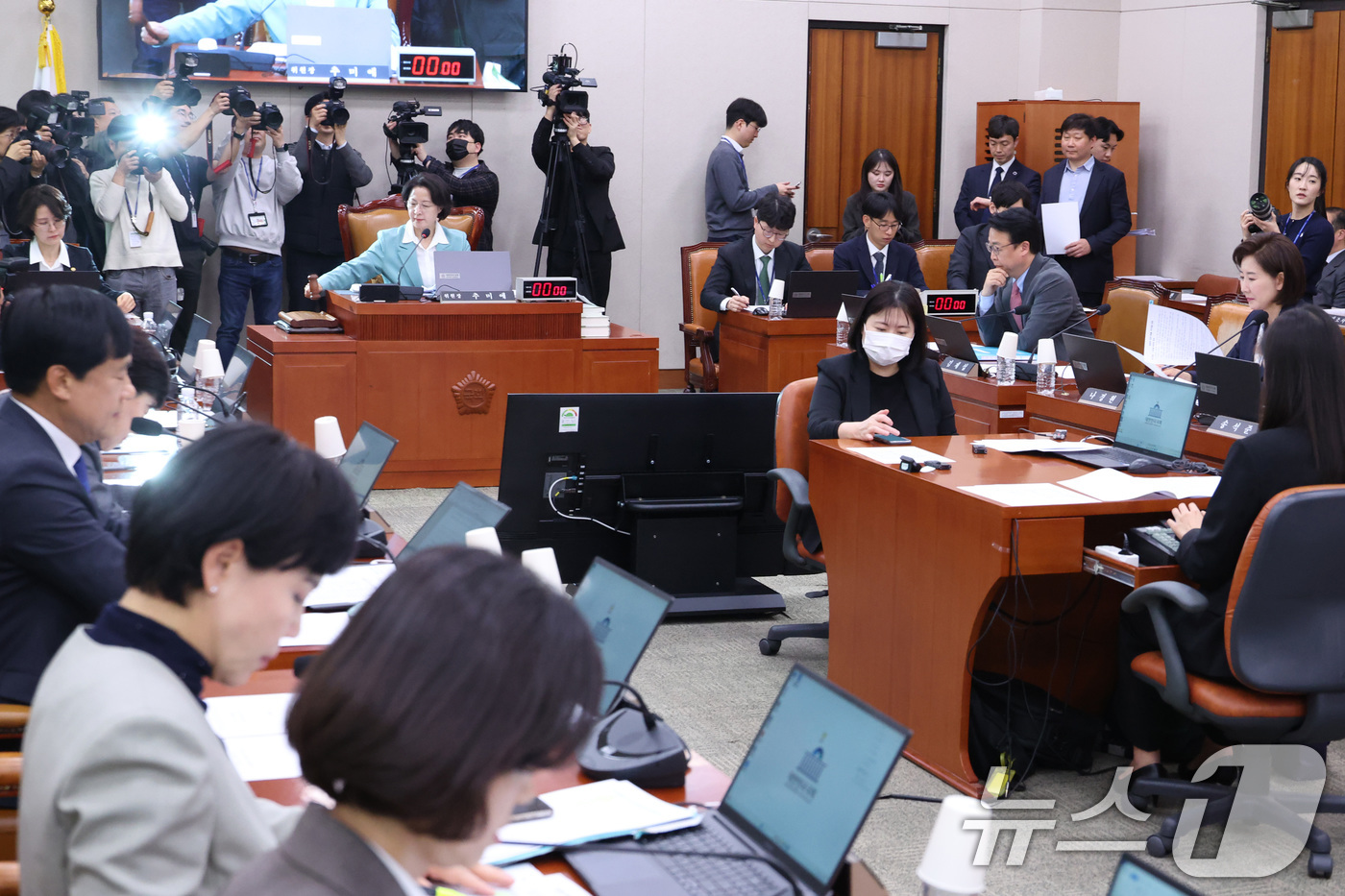 (서울=뉴스1) 신웅수 기자 = 추미애 위원장이 18일 서울 여의도 국회에서 열린 법제사법위원회 전체회의에서 안건을 상정하고 있다. 2026.3.18/뉴스1